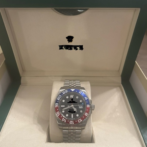 Elegant Men's Two-Tone Watch with Red and Blue Bezel